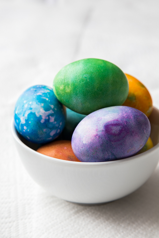How to Dye Easter Eggs by Jelly Toast