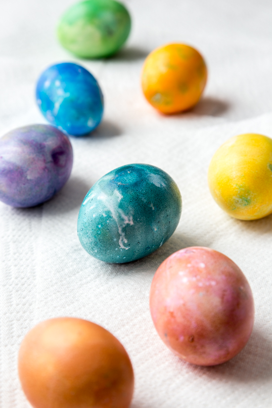 How to Dye Easter Eggs by Jelly Toast