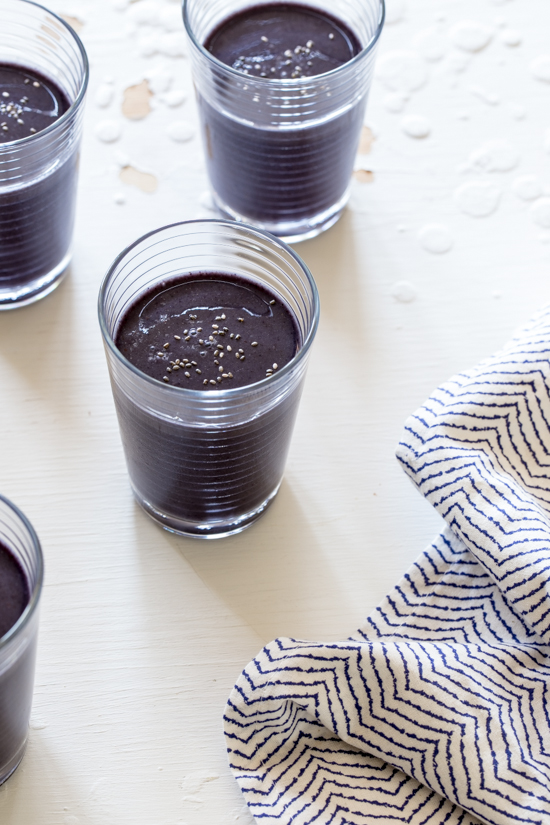 Blueberry Peach Kale Chia Smoothie by Jelly Toast