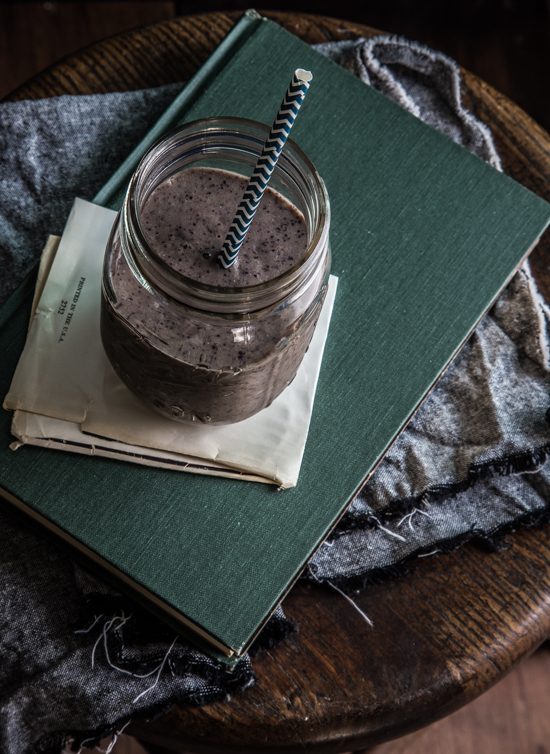 Blueberry Almond Smoothie | www.jellytoastblog.com