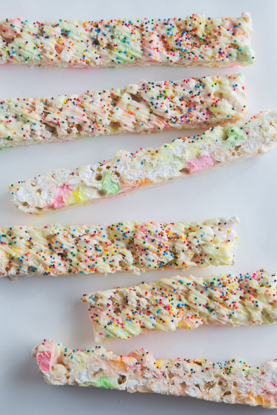 Fruity Marshmallow Popcorn Bars | www.jellytoastblog.com