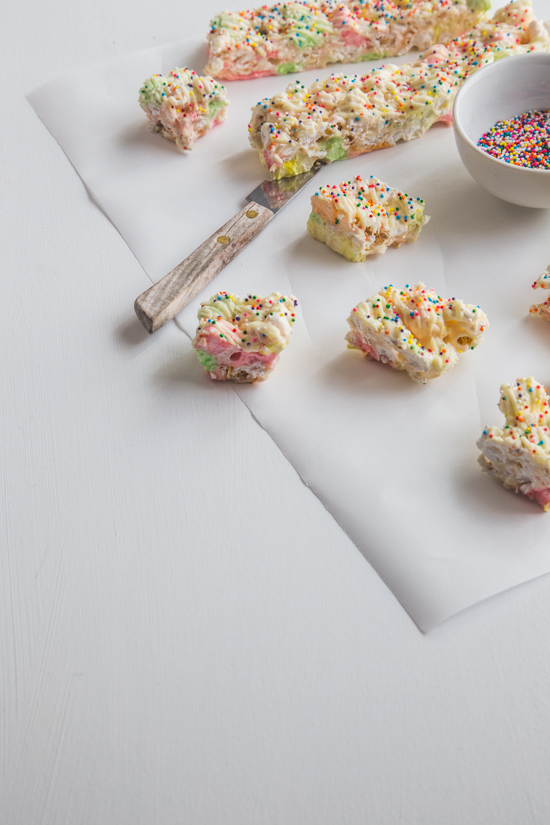 Fruity Marshmallow Popcorn Bars | www.jellytoastblog.com