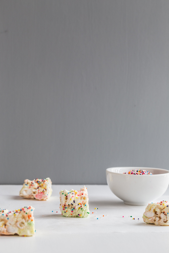 Fruity Marshmallow Popcorn Bars | www.jellytoastblog.com