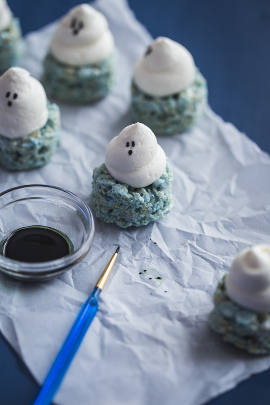 Halloween Marshmallow Treats | www.jellytoastblog.com