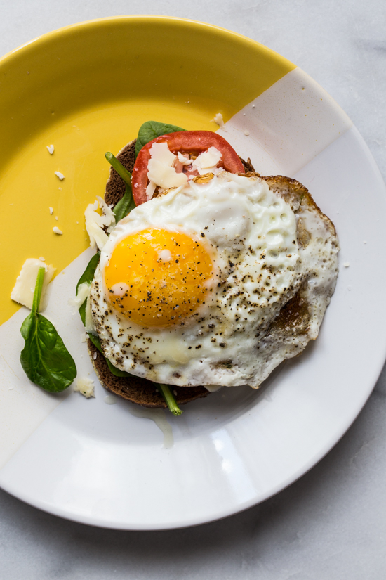 Crispy Egg Tomato Spinach Toast | JellyToastBlog.com