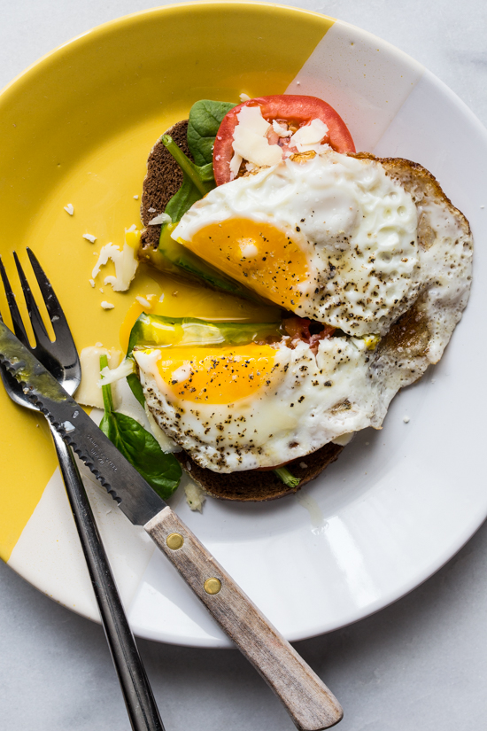 Crispy Egg Tomato and Spinach on Toast | JellyToastBlog.com