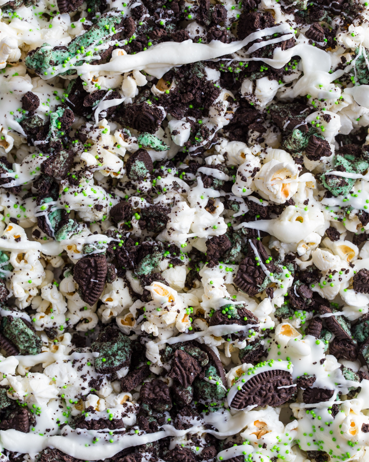 Mint Cookies and Cream Popcorn | JellyToastBlog.com