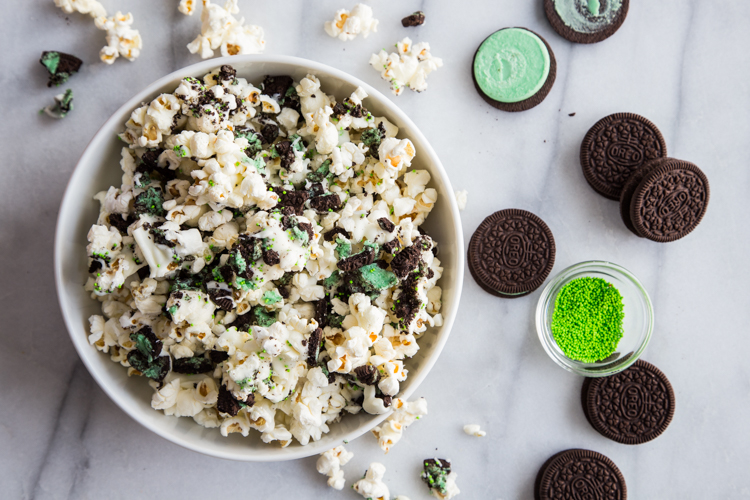 Mint Cookies and Cream Popcorn | JellyToastBlog.com