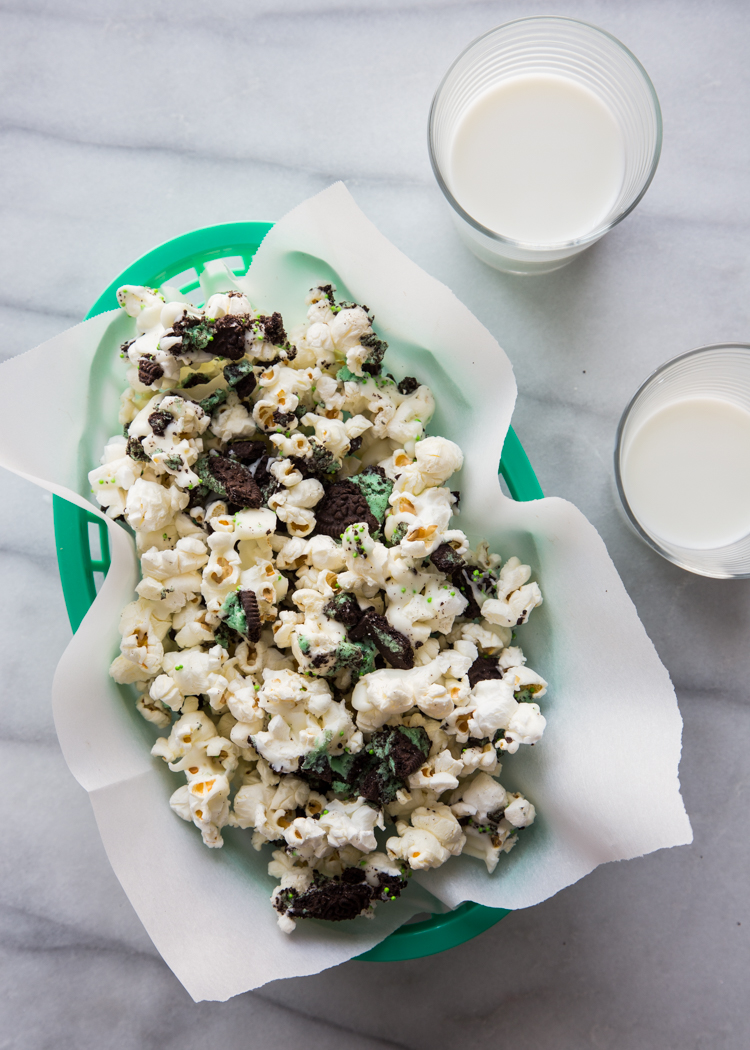 Mint Cookies and Cream Popcorn | JellyToastBlog.com