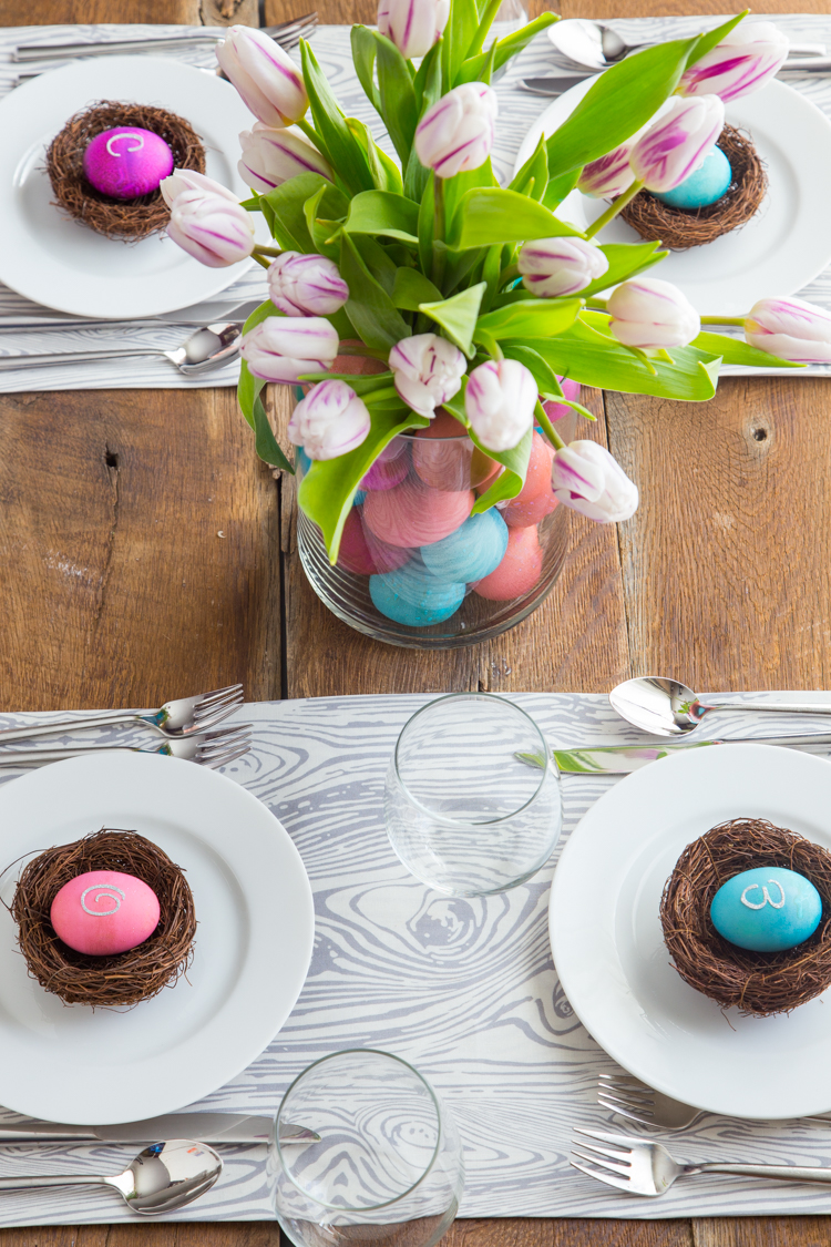 Easter Egg Table Setting | JellyToastBlog.com