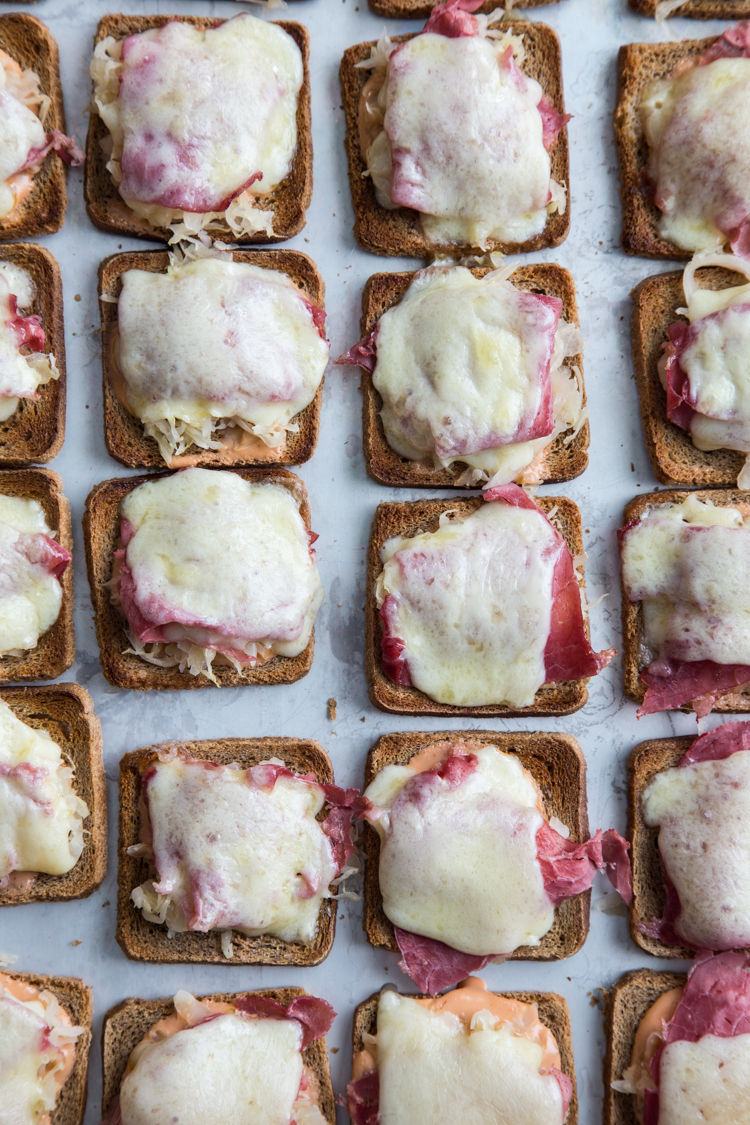 Mini Reuben Toasts | JellyToastBlog.com