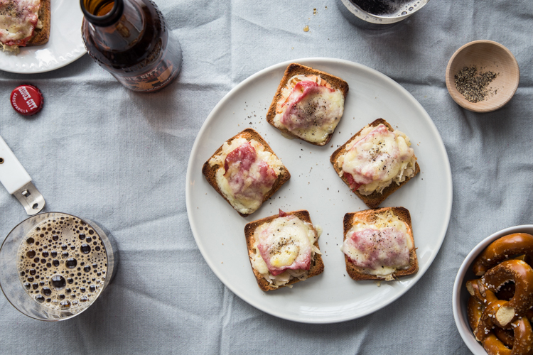 Mini Reuben Toasts | JellyToastBlog.com