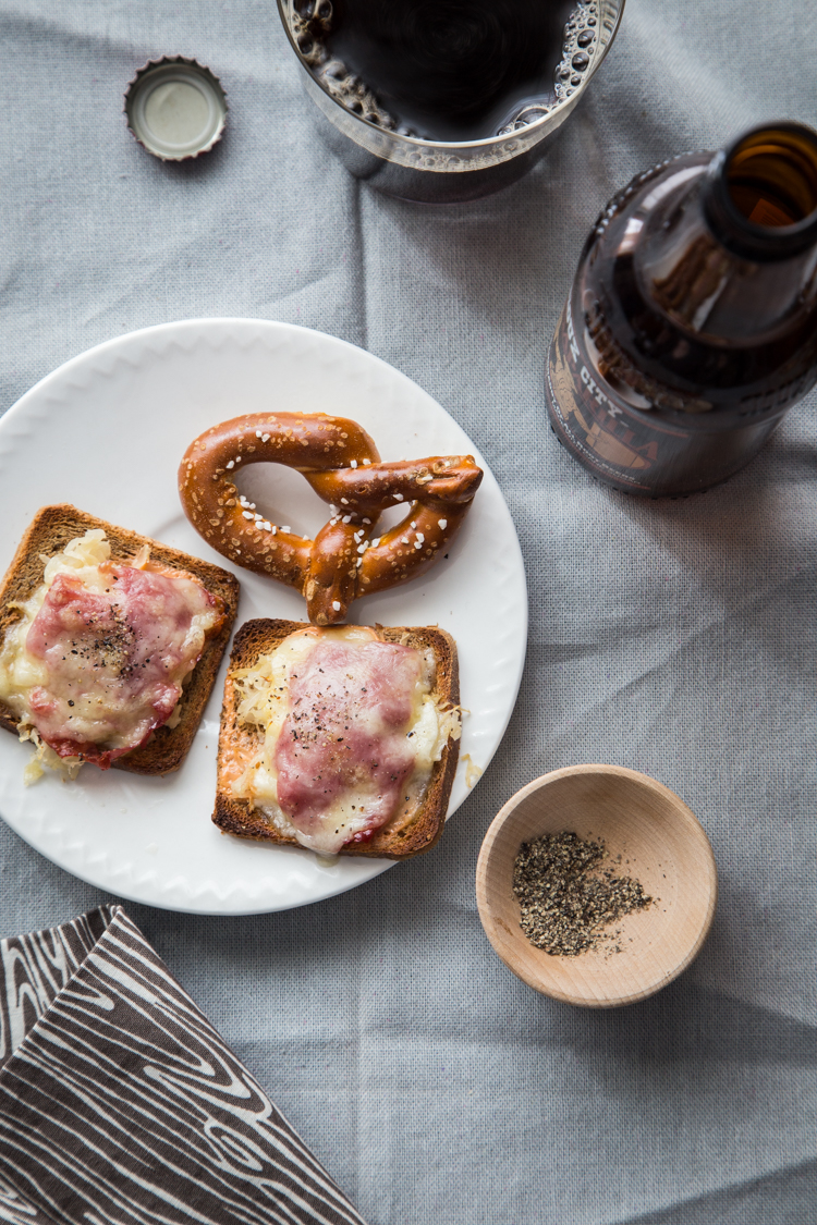 Mini Reuben Toasts | JellyToastBlog.com