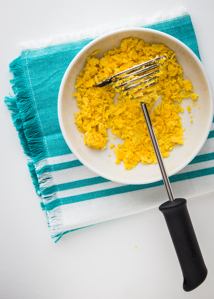 Herbed Deviled Eggs | JellyToastBlog.com