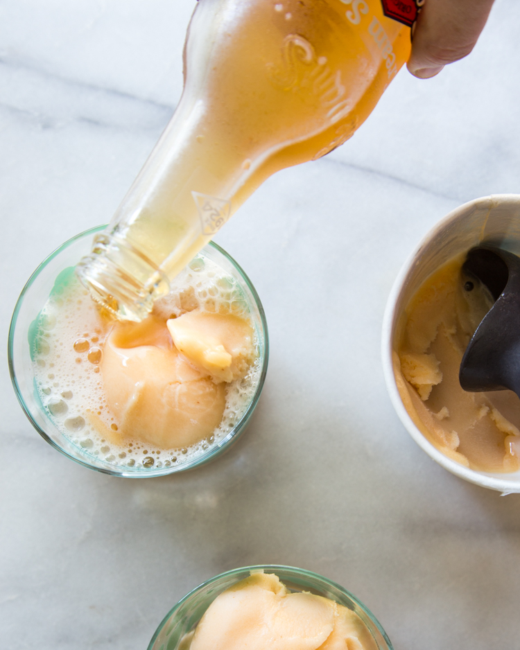 Cream Soda Peach Floats | JellyToastBlog.com