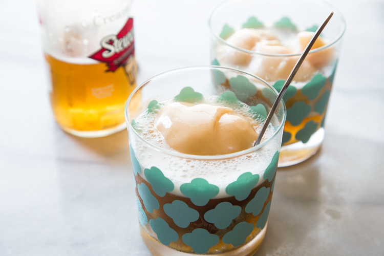 Cream Soda Peach Floats | JellyToastBlog.com