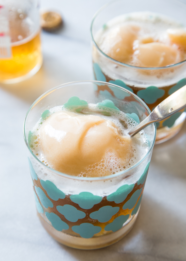 Cream Soda Peach Floats | JellyToastBlog.com