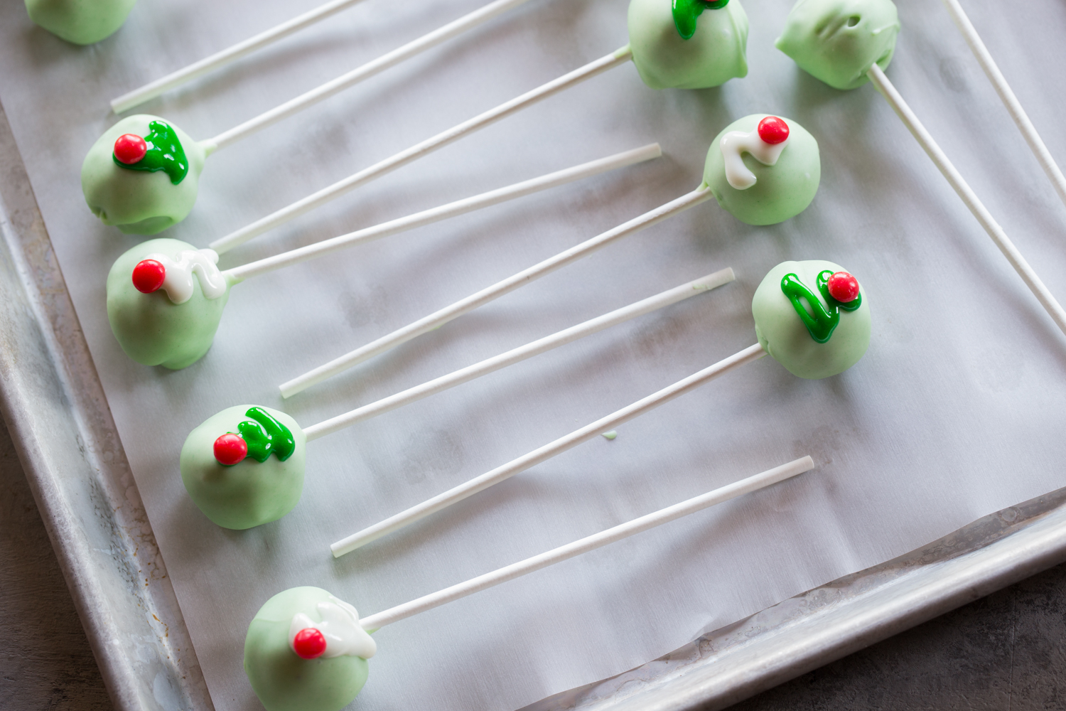 Christmas Tree OREO Cookie Balls are ADORABLE and perfect for any Christmas party!