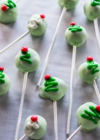 Try these Christmas Tree OREO Cookie Balls for your Christmas parties this year! The kids will LOVE them!