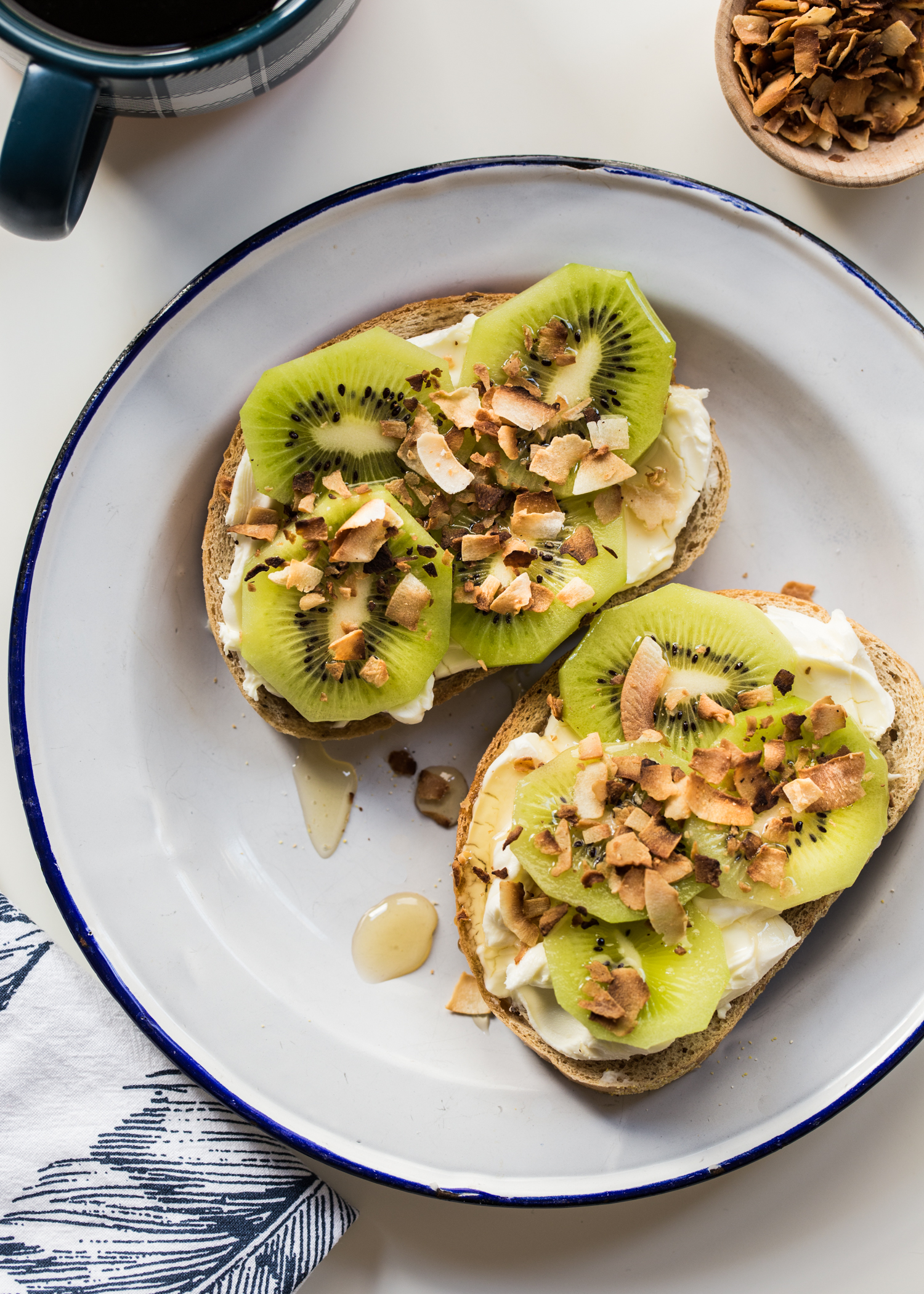 Kiwi Cream Cheese Toast for breakfast or brunch <3