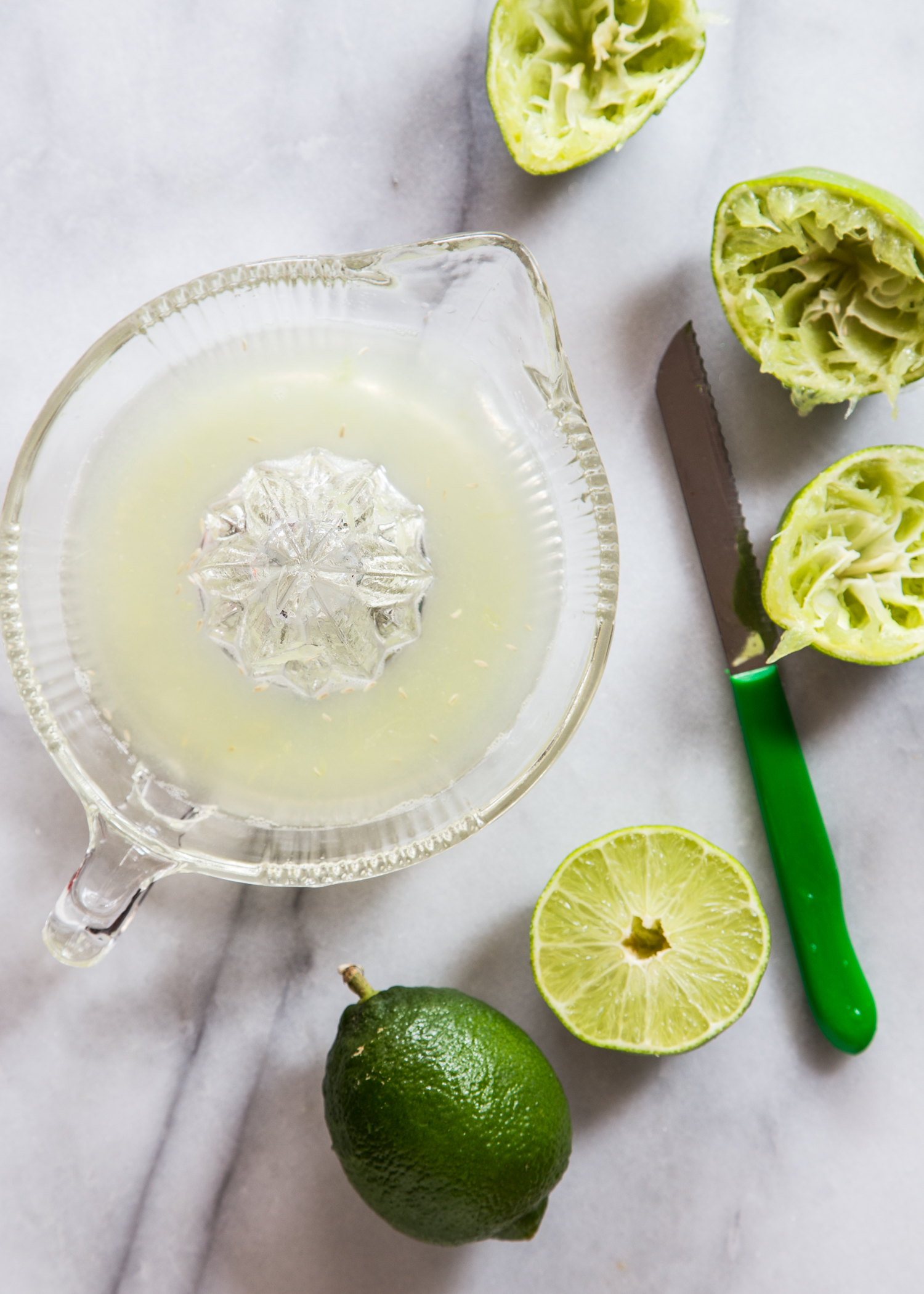 o mulțime de limes proaspete pentru margarita de cantaloupe proaspete!