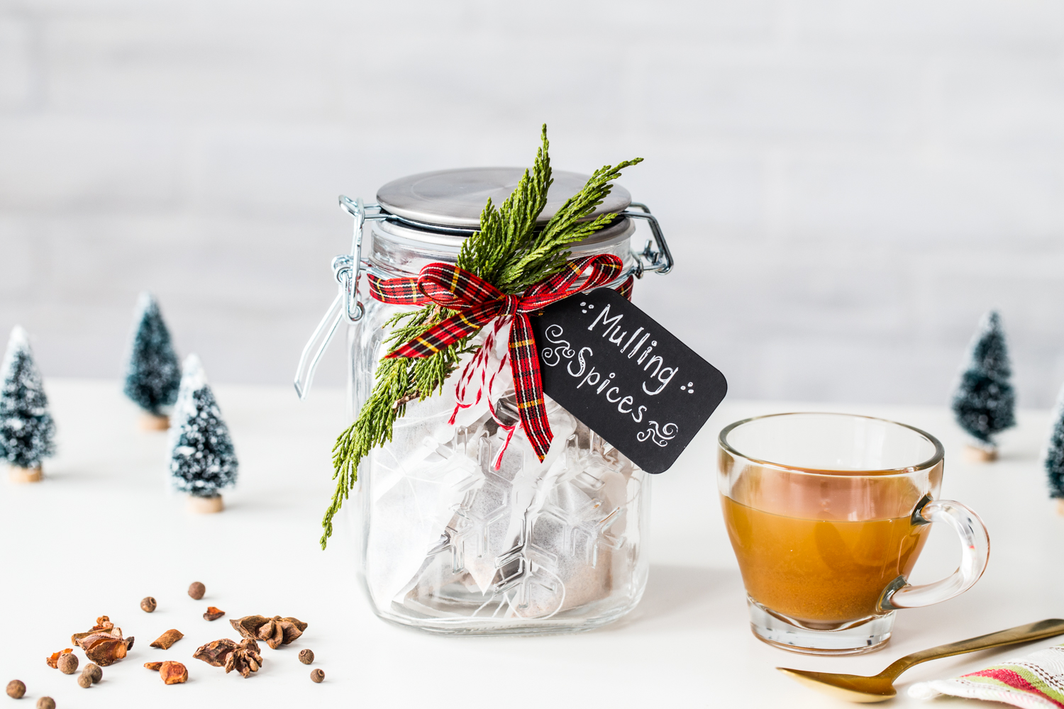 DIY Homemade Mulling Spices make great holiday hostess gifts