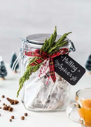 Homemade Holiday Mulling Spices make a great DIY hostess gift