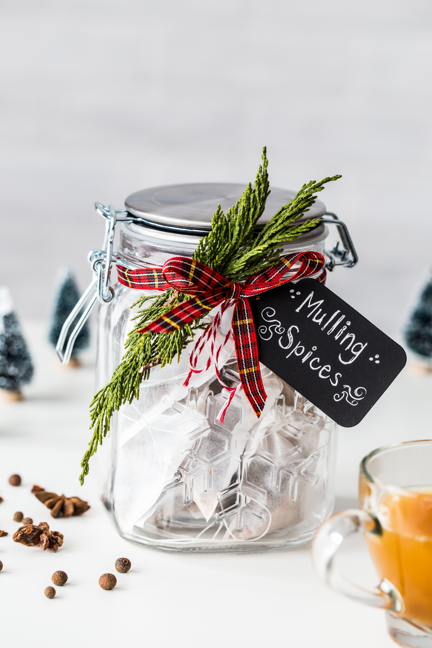 Homemade Holiday Mulling Spices make a great DIY hostess gift