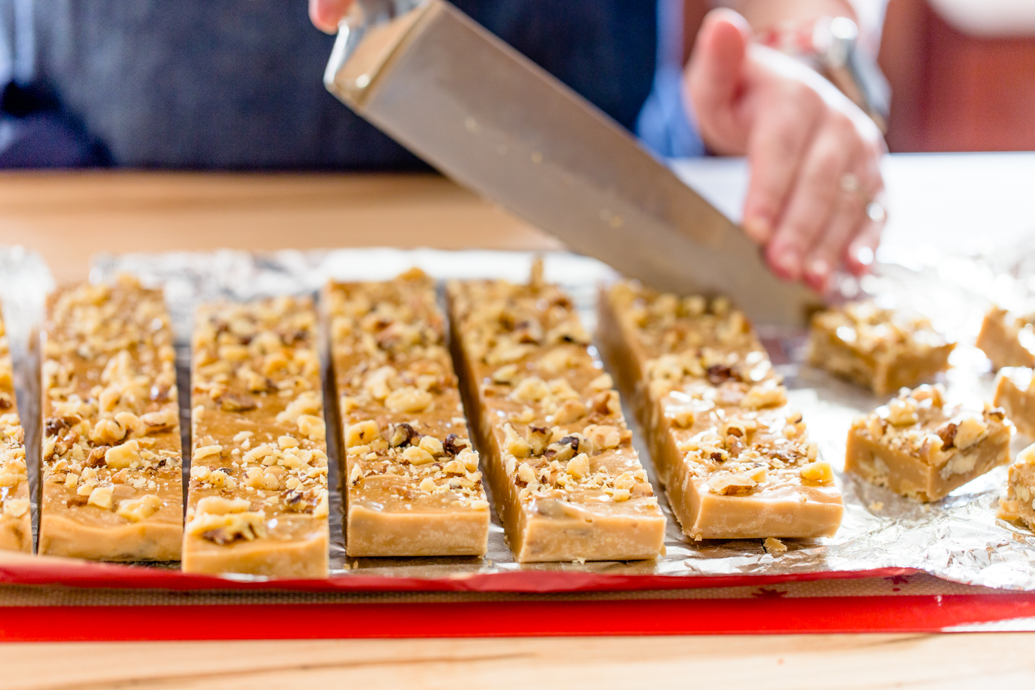 Gingerbread Marshmallow Fudge with white chocolate and walnuts jellytoastblog.com