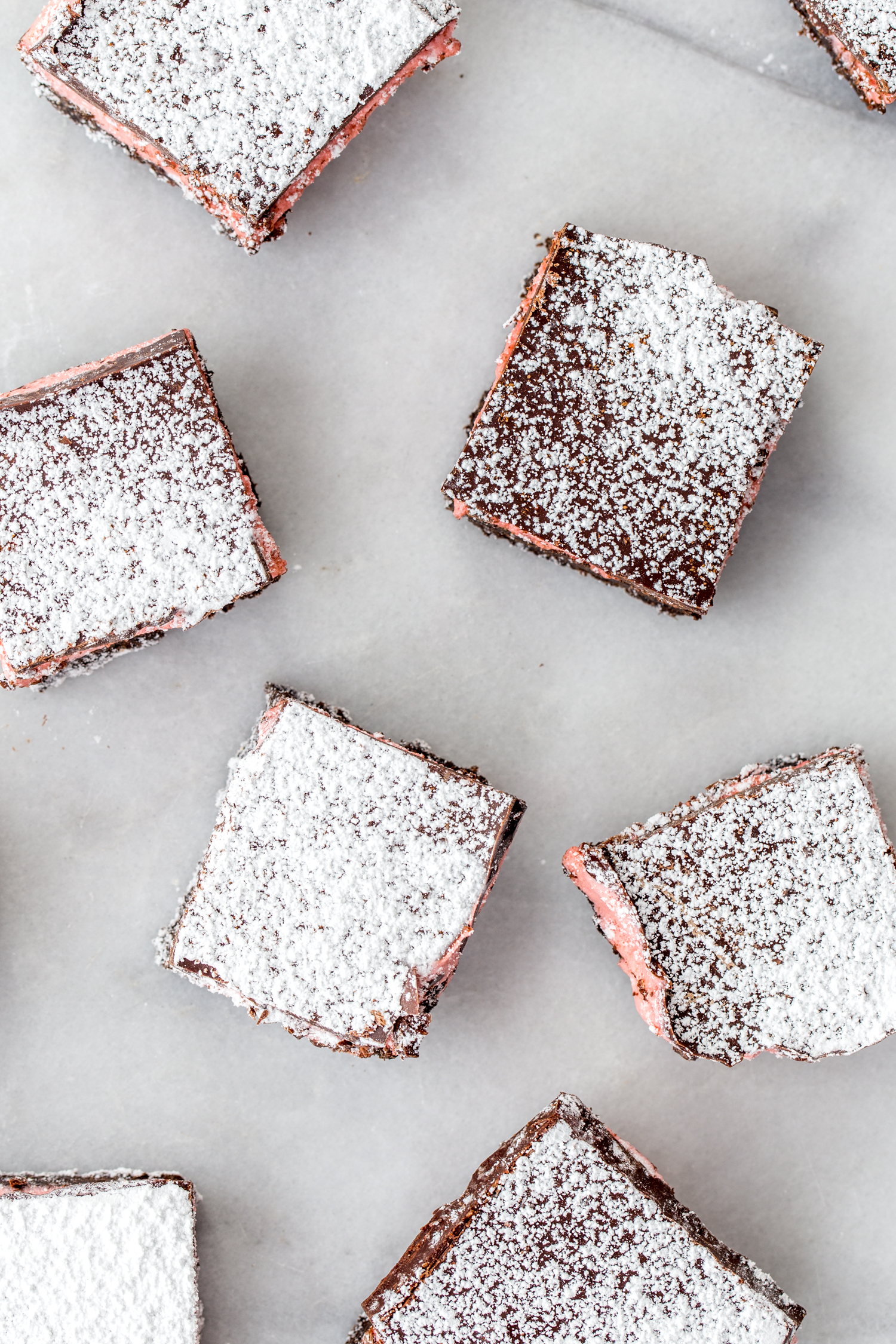 Mexican Hot Chocolate Shortbread Bars have a touch of spice and some amazing soft marshmallow center. Made with Campfire® Marshmallows Holiday Mix jellytoastblog.com